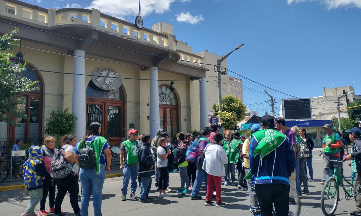 Trabajadores del área de barrido de Trelew se manifestaron por el pago de haberes