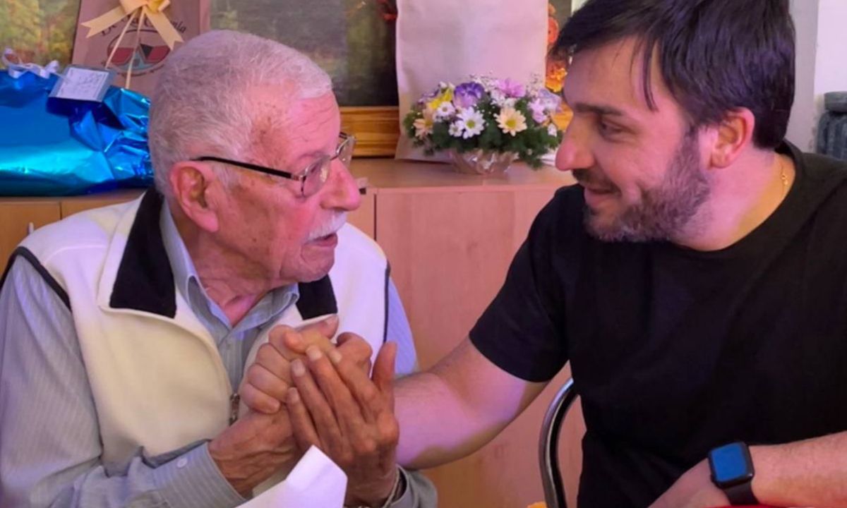 Nacho Torres acompañó a Eduardo Bernal en la celebración de sus 100 años