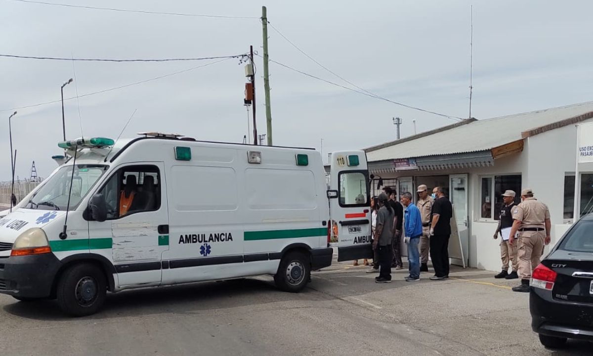 Evacuaron a cinco marineros intoxicados en Puerto Rawson
