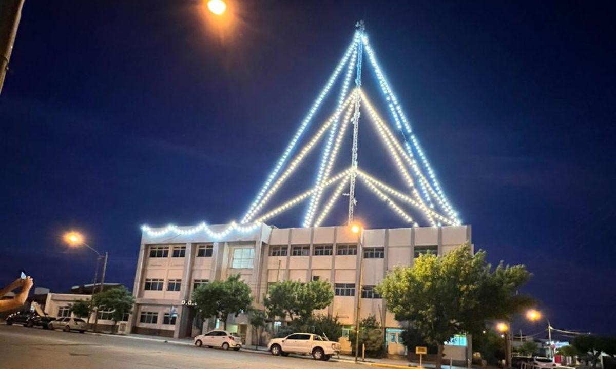 Luego de 10 años volvió a encenderse el histórico árbol de Navidad sobre el edificio de la Dirección General de Servicios Públicos en Rawson