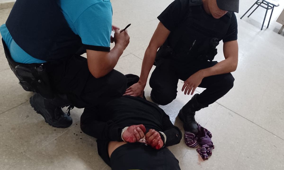 Joven con amplios antecedentes fue detenido en el interior de una escuela