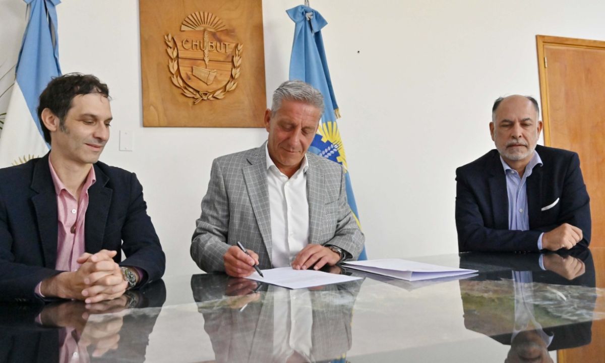 Arcioni promulgó la Ley que transfiere a la Cámara de Comercio, Industria y Producción de Comodoro Rivadavia y Rada Tilly su histórico edificio