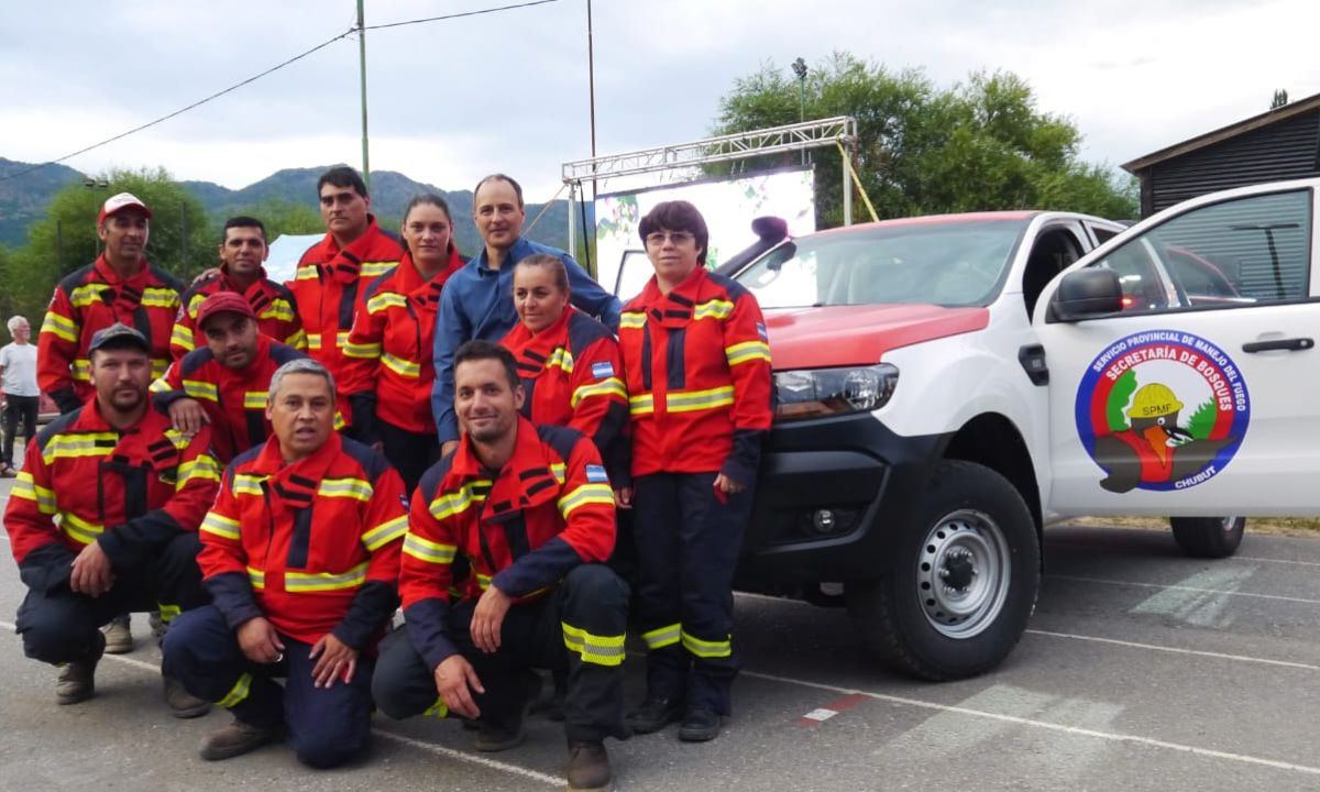 Comarca Andina: Con la entrega de camionetas, Provincia fortalece el cuidado de los bosques