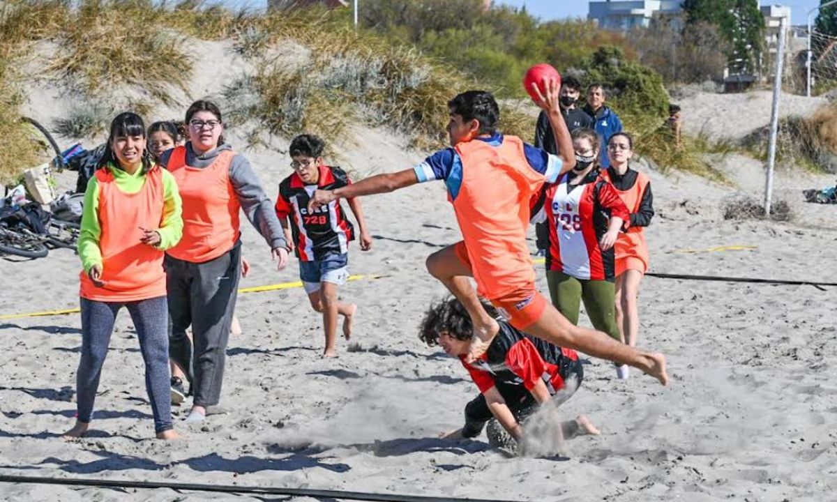 Se juega la Liga Escolar de Playa de verano