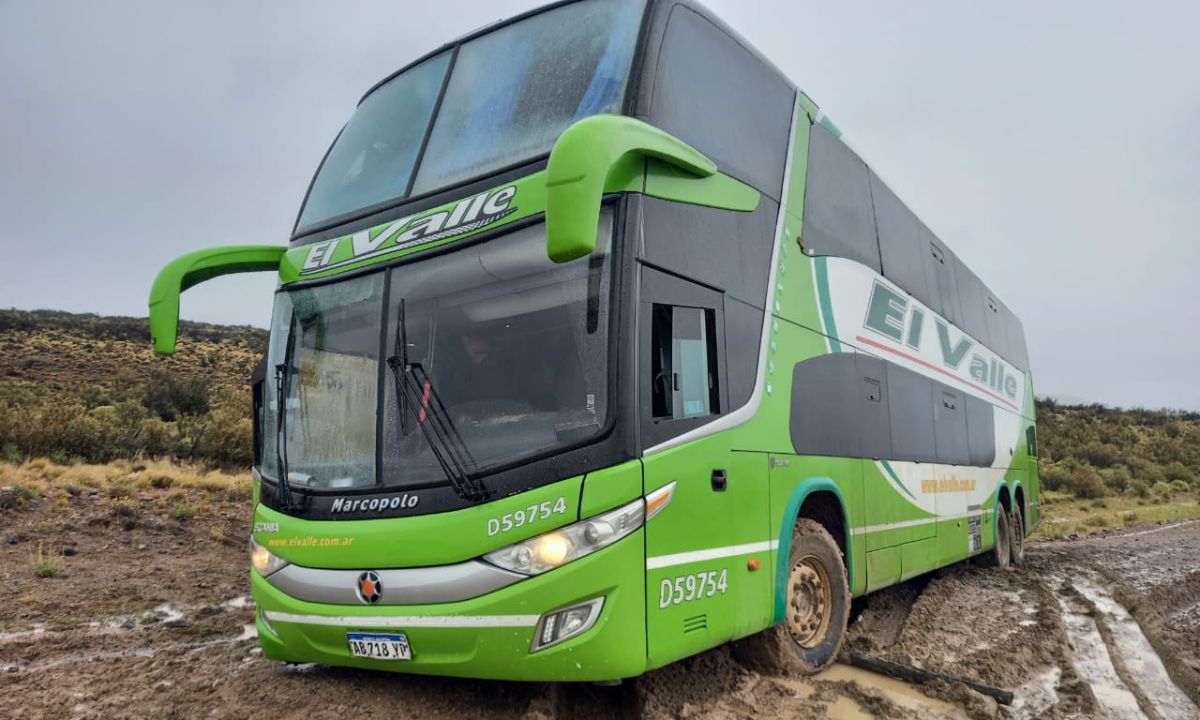 Rescataron un colectivo con pasajeros que había quedado varado
