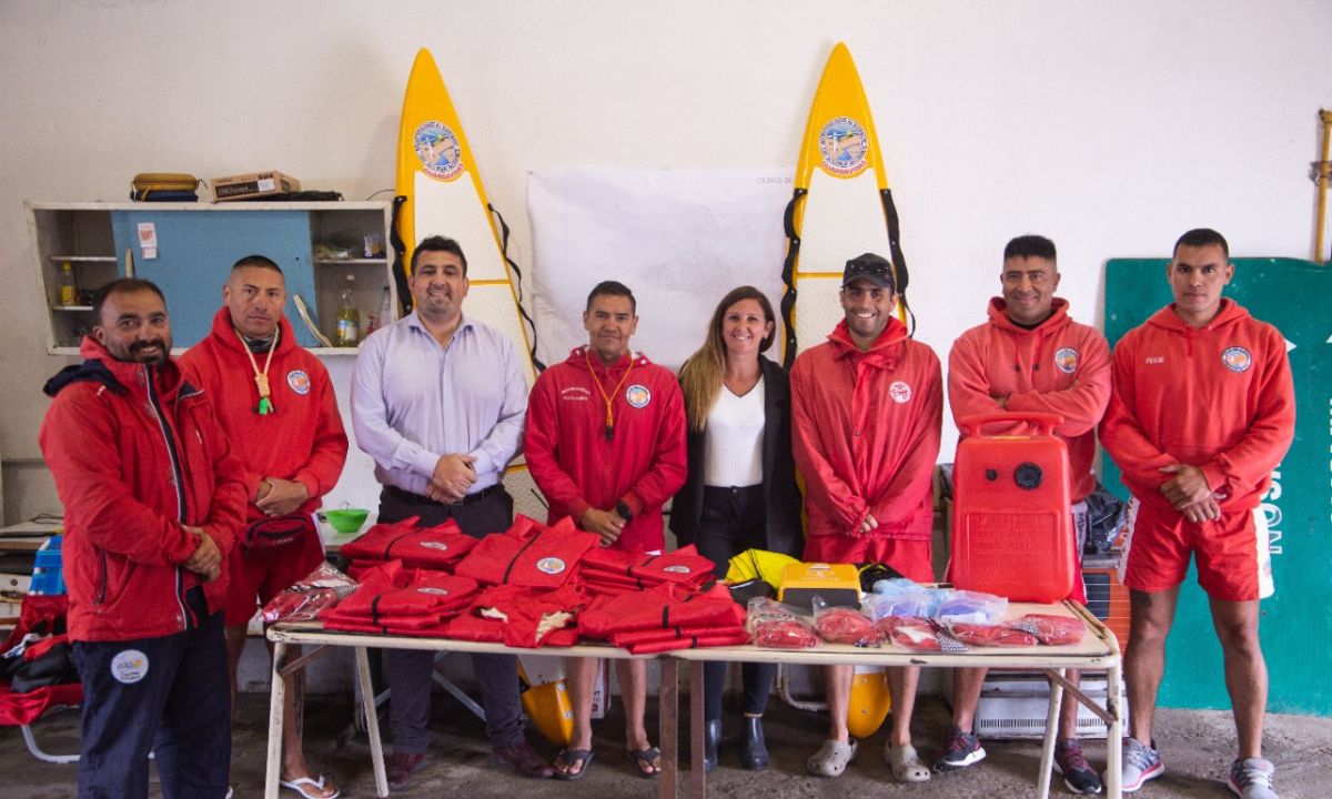 La Municipalidad de Rawson hizo entrega de indumentaria y tablas de rescate a Guardavidas de Playa Unión