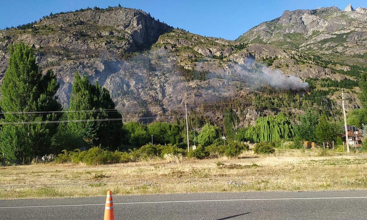El Gobierno de la Provincia despliega recursos para controlar incendio en El Hoyo