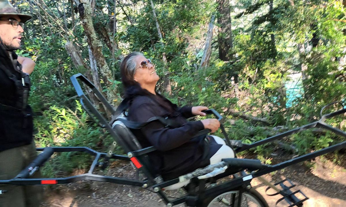Con el uso de una silla especial, Ana pudo llegar a Lago Verde