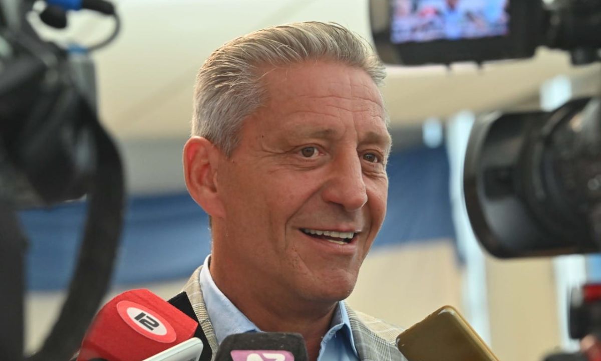 Arcioni: “Estamos trabajando con todos los recursos del Estado para contener el incendio”