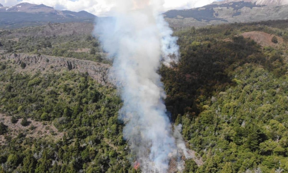 El incendio del Currumahuida está contenido pero hay un nuevo foco en el Parque Nacional Los Alerces