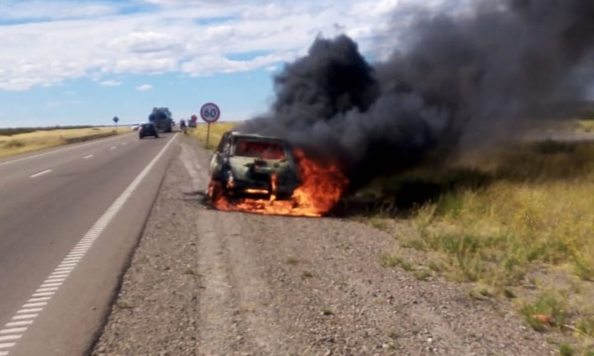 Incendio vehicular en ruta 3