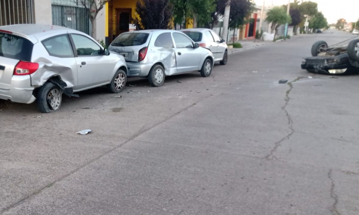 Chocó 3 autos y volcó: dijo que se quedó dormido pero el test de alcoholemia le dio positivo