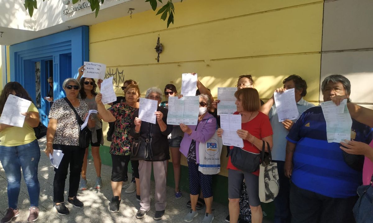 Aumento de tarifas: Vecinos autoconvocados se manifestaron en la cooperativa de Trelew