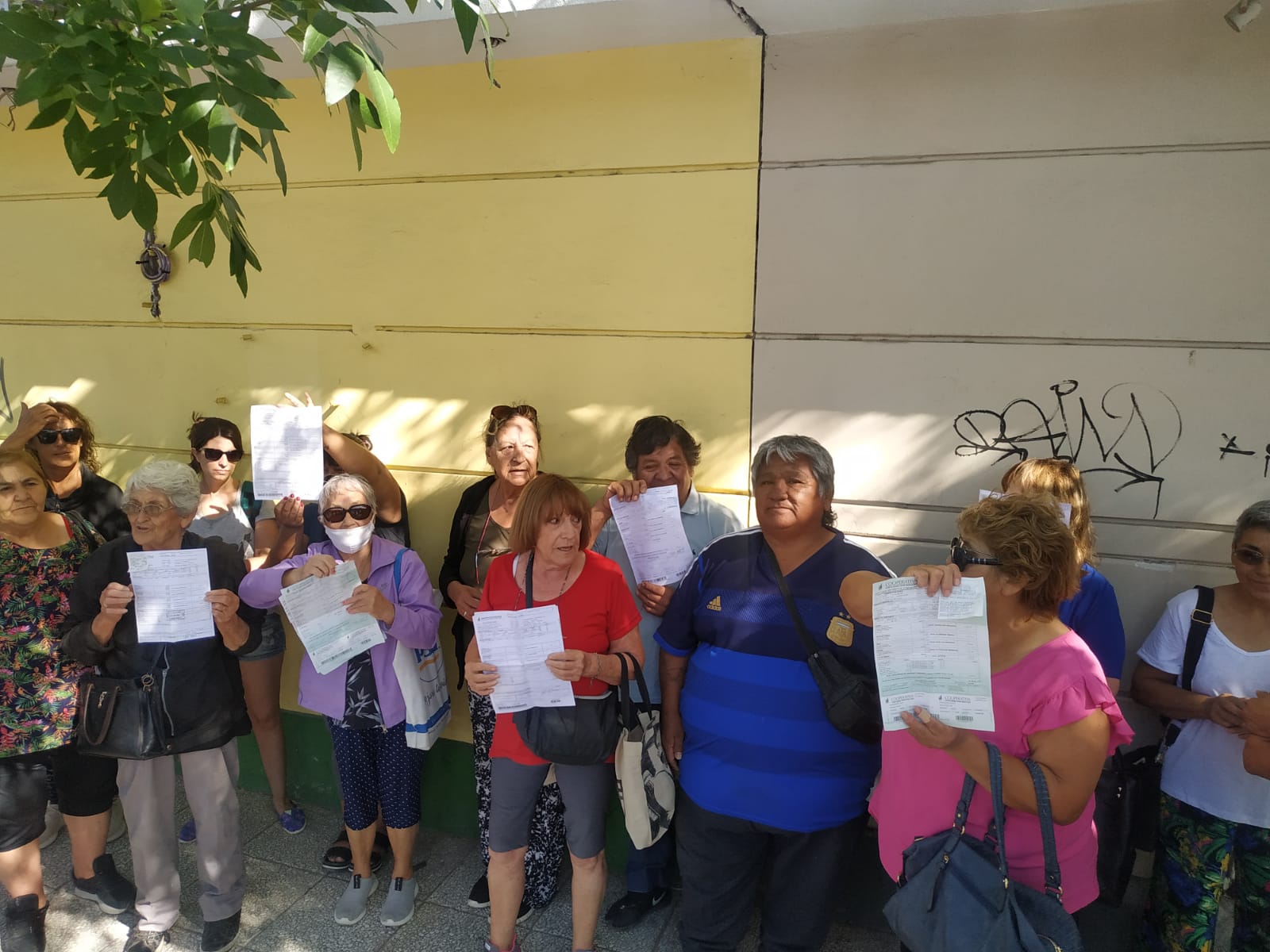 Vecinos juntan firmas para pedir que anulen los aumentos de la Cooperativa