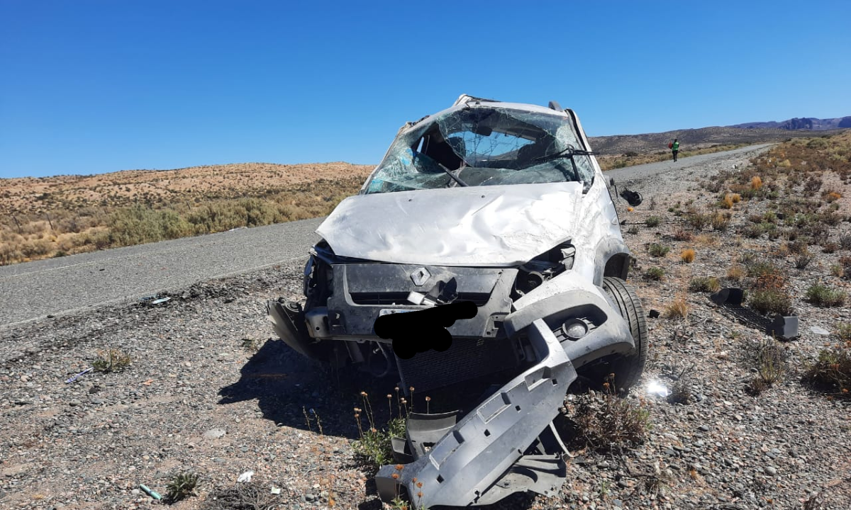 Familia de turistas volcó en la zona de Las Plumas