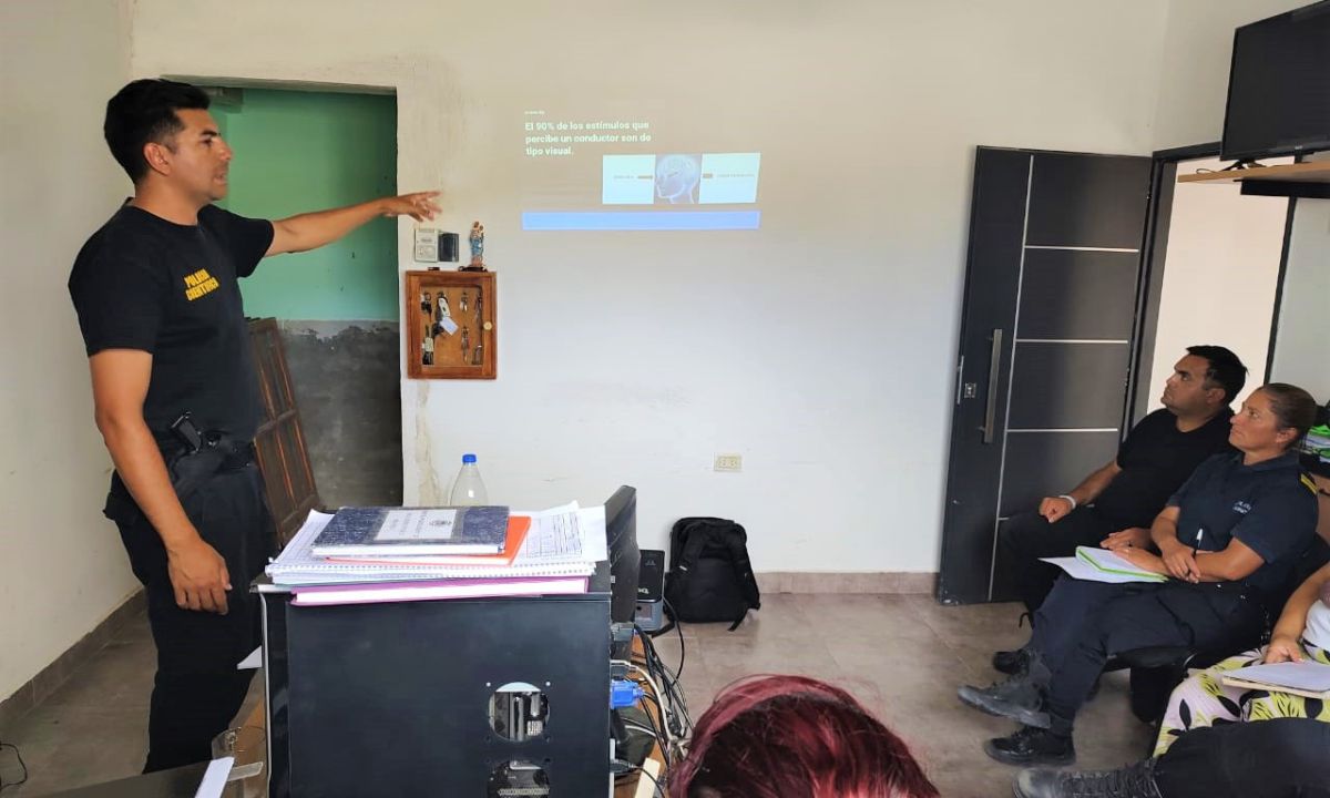 La Policía Científica capacitó en prevención vial al personal de la comisaría de Puerto Pirámides