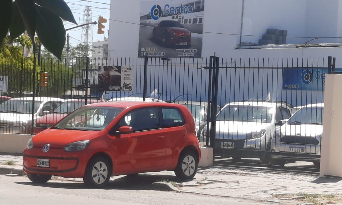 Se robaron dos autos de una concesionaria