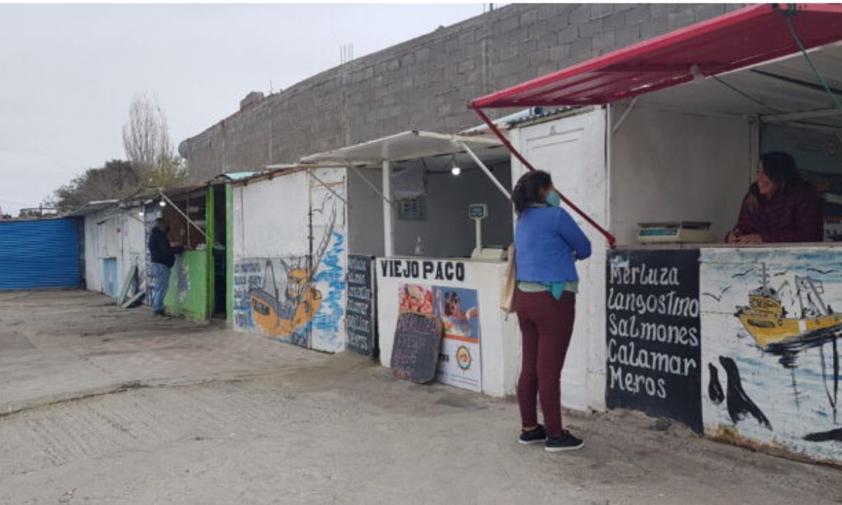 Avanza el ordenamiento de los puestos de venta de productos de mar en Puerto Rawson