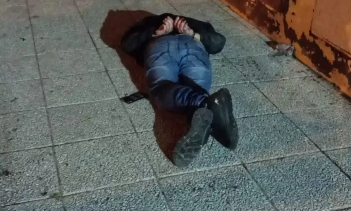 Un joven fue detenido por ocasionar daños en un céntrico local comercial de Trelew