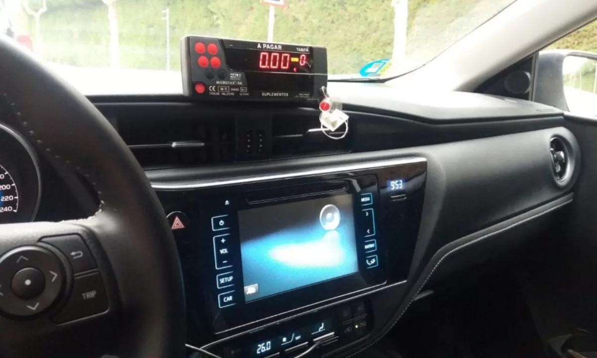 Se tomó un taxi para ir a votar, pero no lo pagó