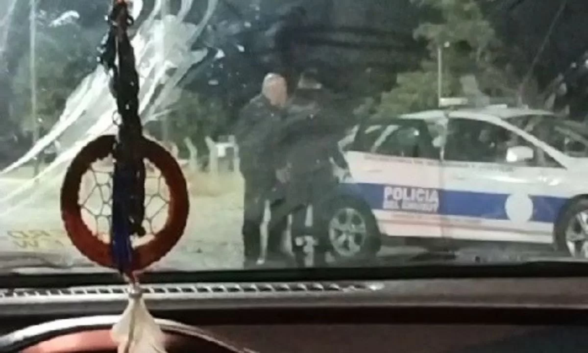Sorprendieron in fraganti a un policía cuando intentaba robar una cubierta