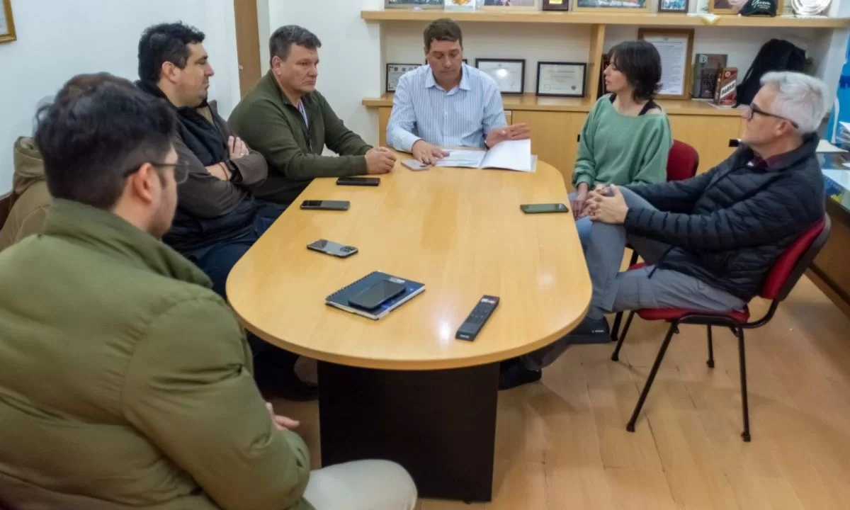 Vecinas de Rawson le presentaron a Biss un proyecto para construir un parque de Surf Skate en Playa Unión