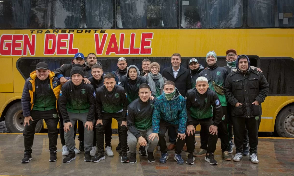 El intendente Biss despidió a la delegación de “Deportivo Malvinas futsal” que viaja a un Torneo Patagónico en Esquel