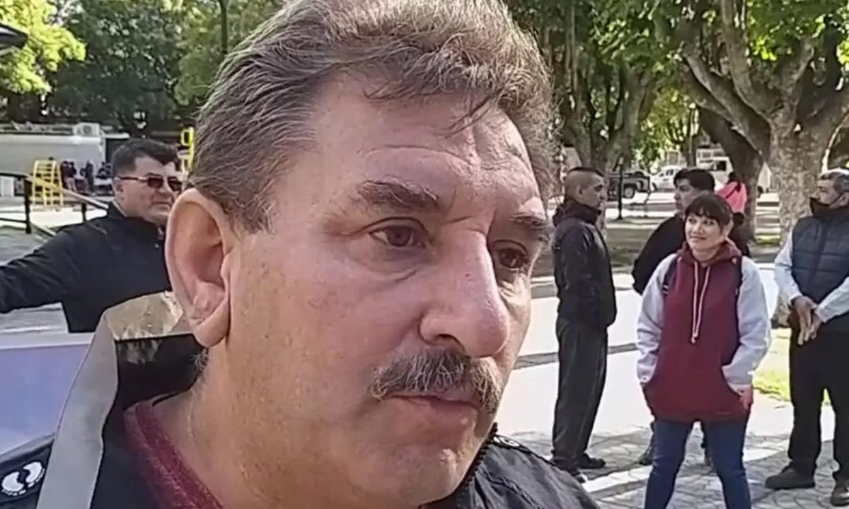 Los policías que cumplen hoy una semana de protesta reciben el apoyo de sus camaradas