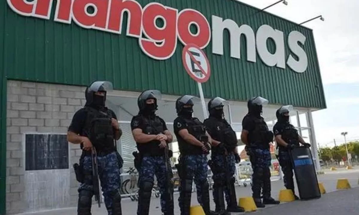 La policía desplegó efectivos para prevenir saqueos en supermercados