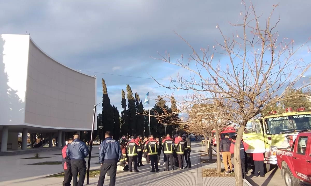 Los bomberos voluntarios se movilizaron frente a la cámara de diputados en Rawson