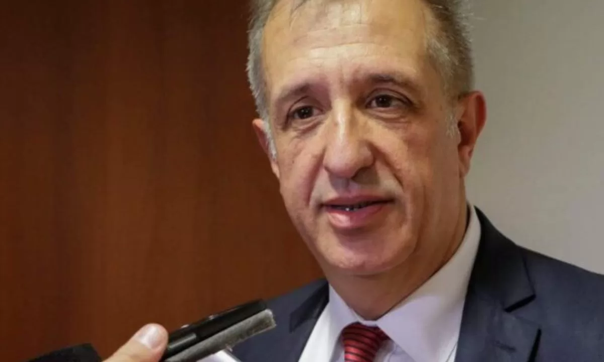 Oscar Antonena seguirá como ministro de economía