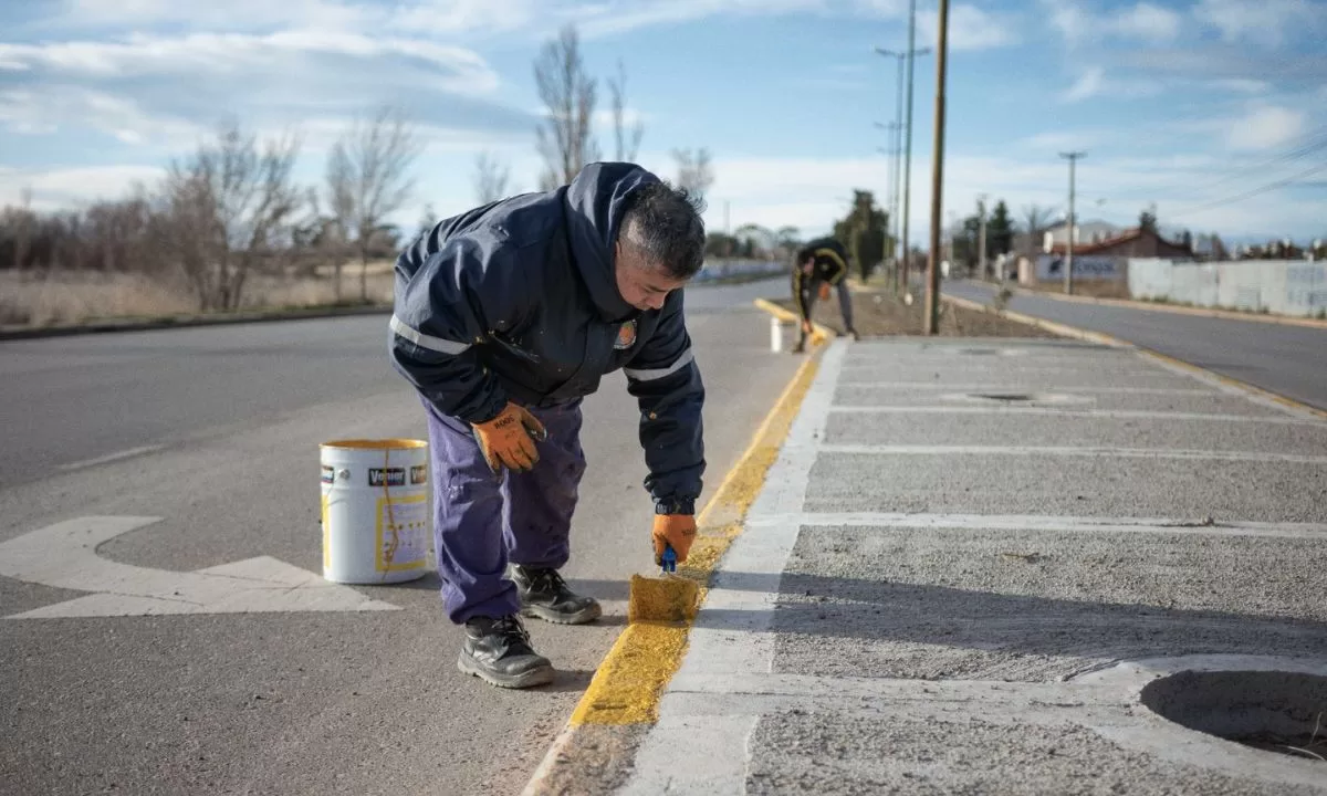 Pintan sendas peatonales, arreglan semáforos y reparan cartelería para embellecer y mejorar la seguridad vial en Rawson
