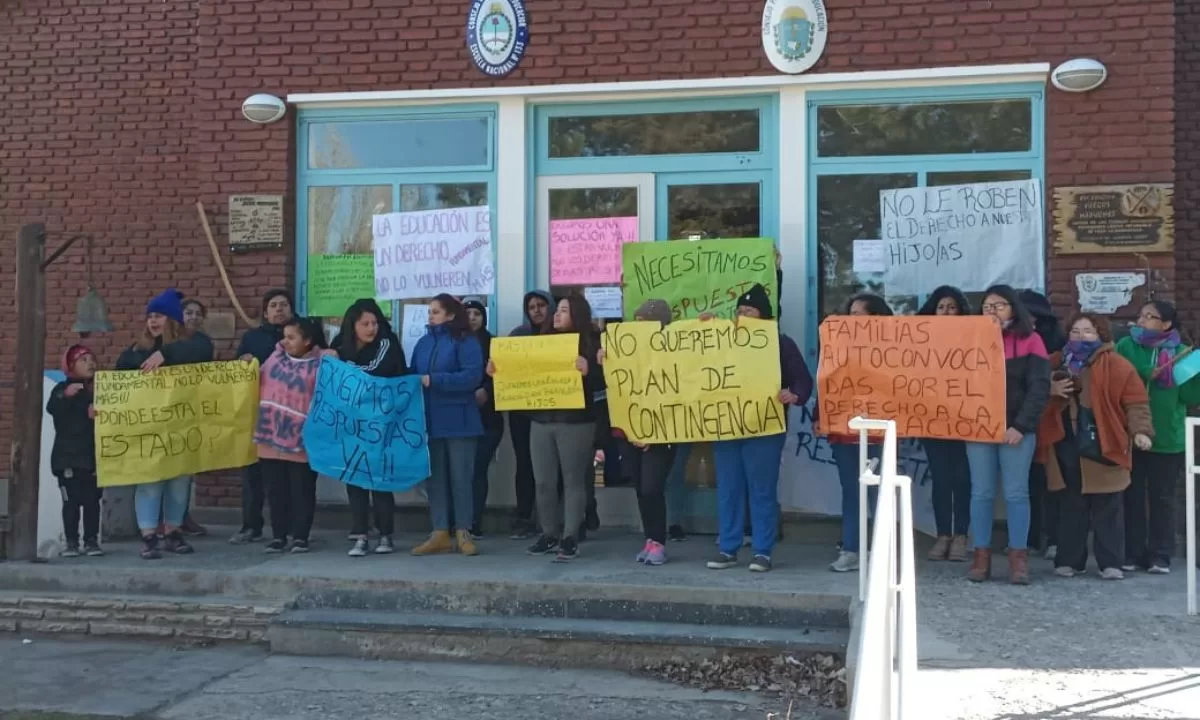Padres de Cushamen tomaron la escuela