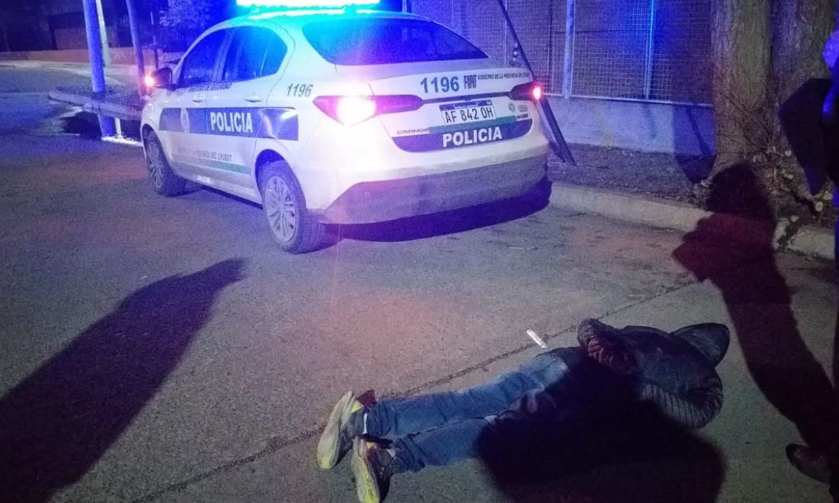 Un menor de 15 años fue demorado luego de intentar robar elementos de un auto