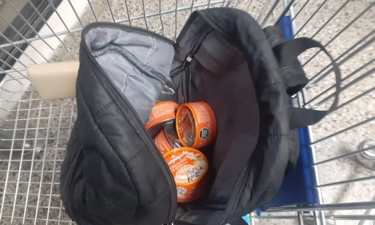 La policía detuvo a una mujer por el robo de 16 latas de atún de un supermercado