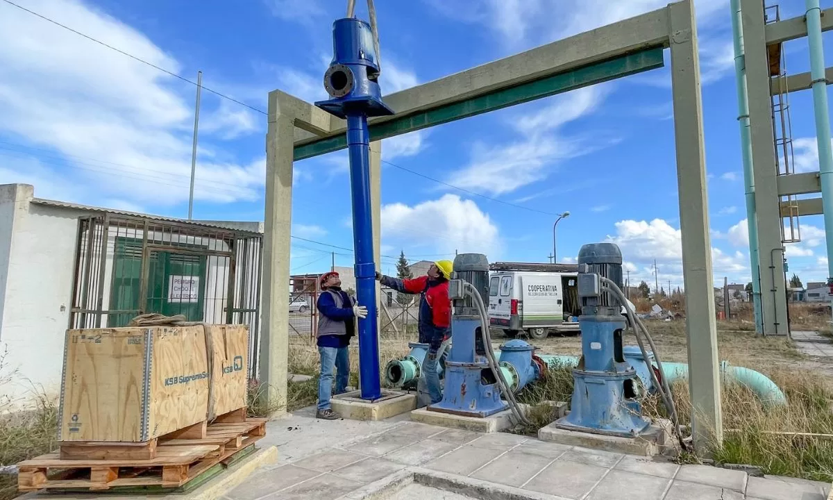 La Cooperativa reemplazó bomba de impulsión del tanque que alimenta el Sector IV y acondiciona el sistema de cara al verano