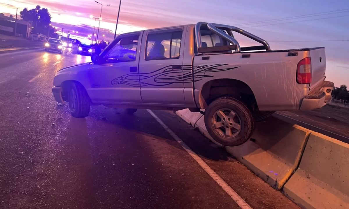 Mujer perdió el control de su camioneta y terminó arriba del muro de contención de la doble trocha