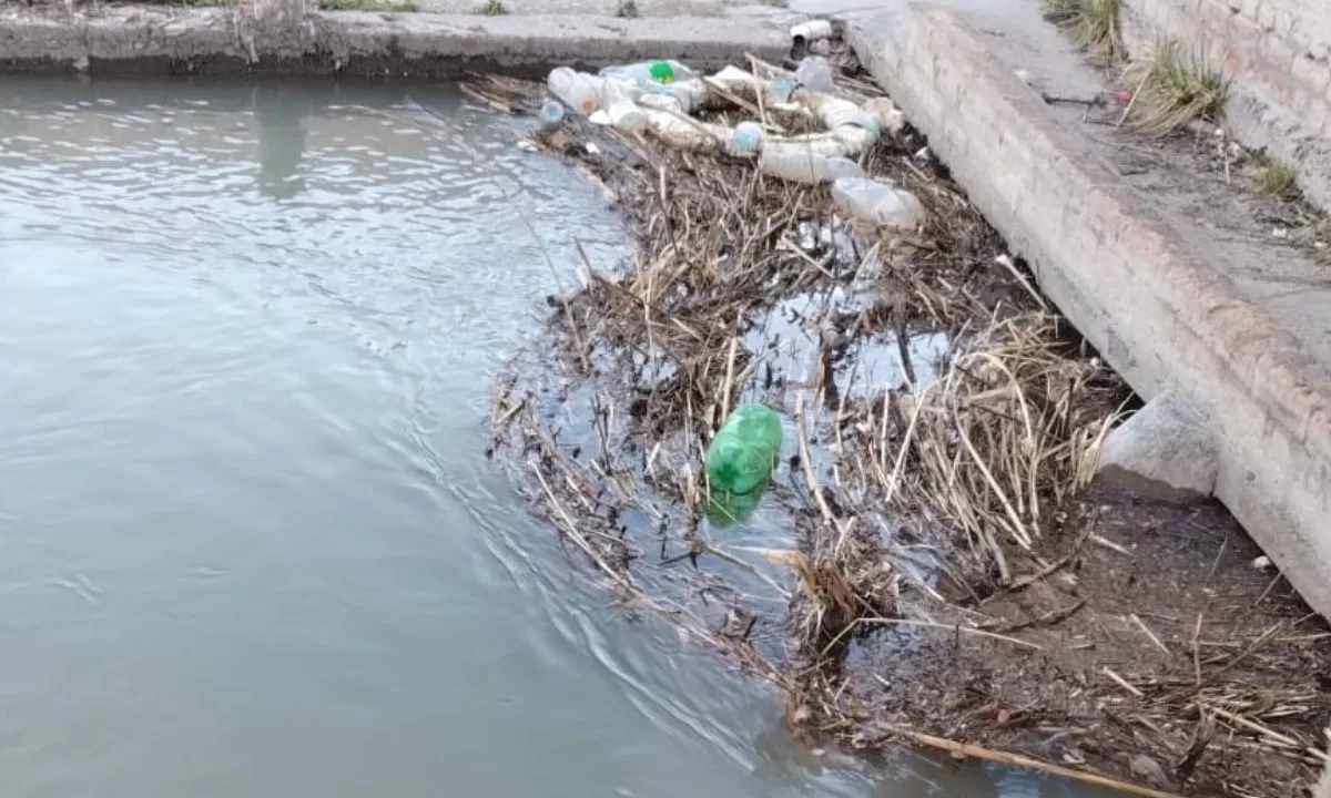 El canal de riego transporta basura de todo tipo