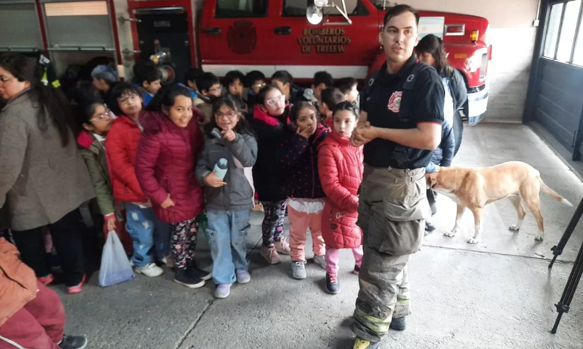 Alumnos de la escuela 50 del barrio Corradi visitaron el cuartel de bomberos