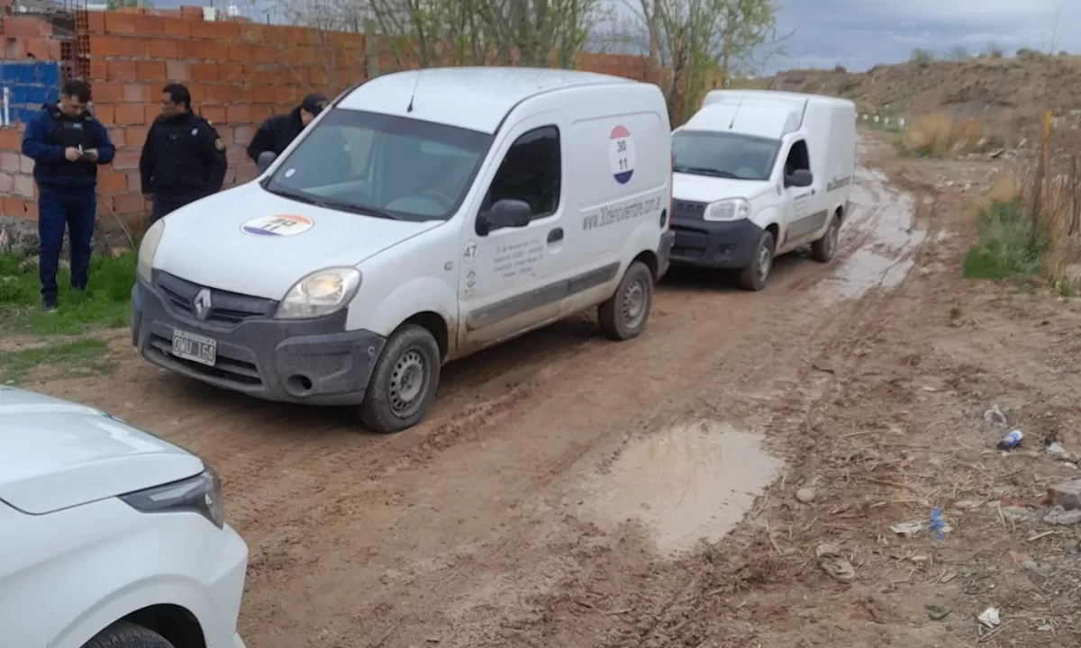 La policía recuperó una camioneta tipo utilitario que había sido robada