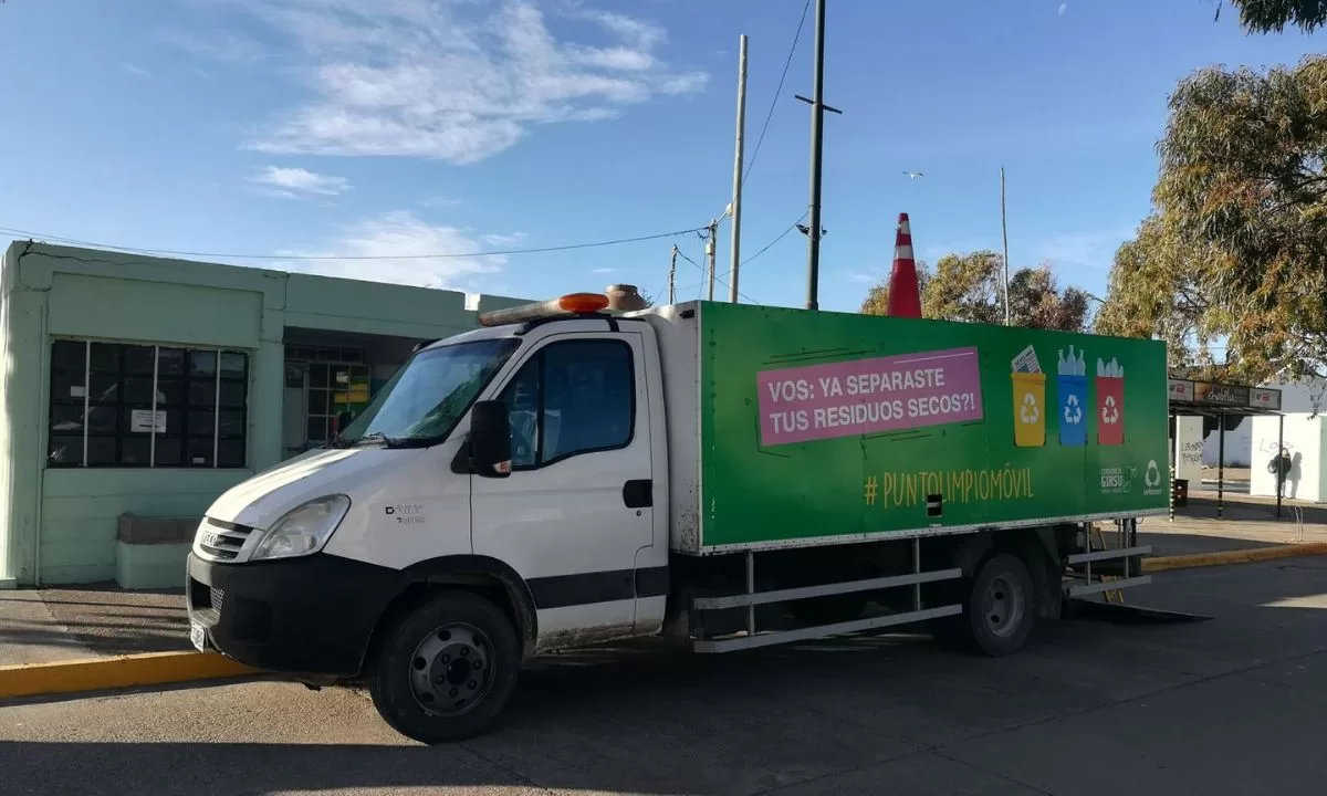 El Punto Limpio Móvil continúa recibiendo residuos eléctricos en Playa Unión