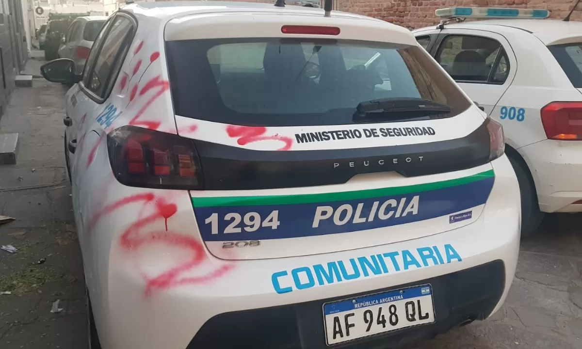 Manifestantes vandalizaron un patrullero recién entregado