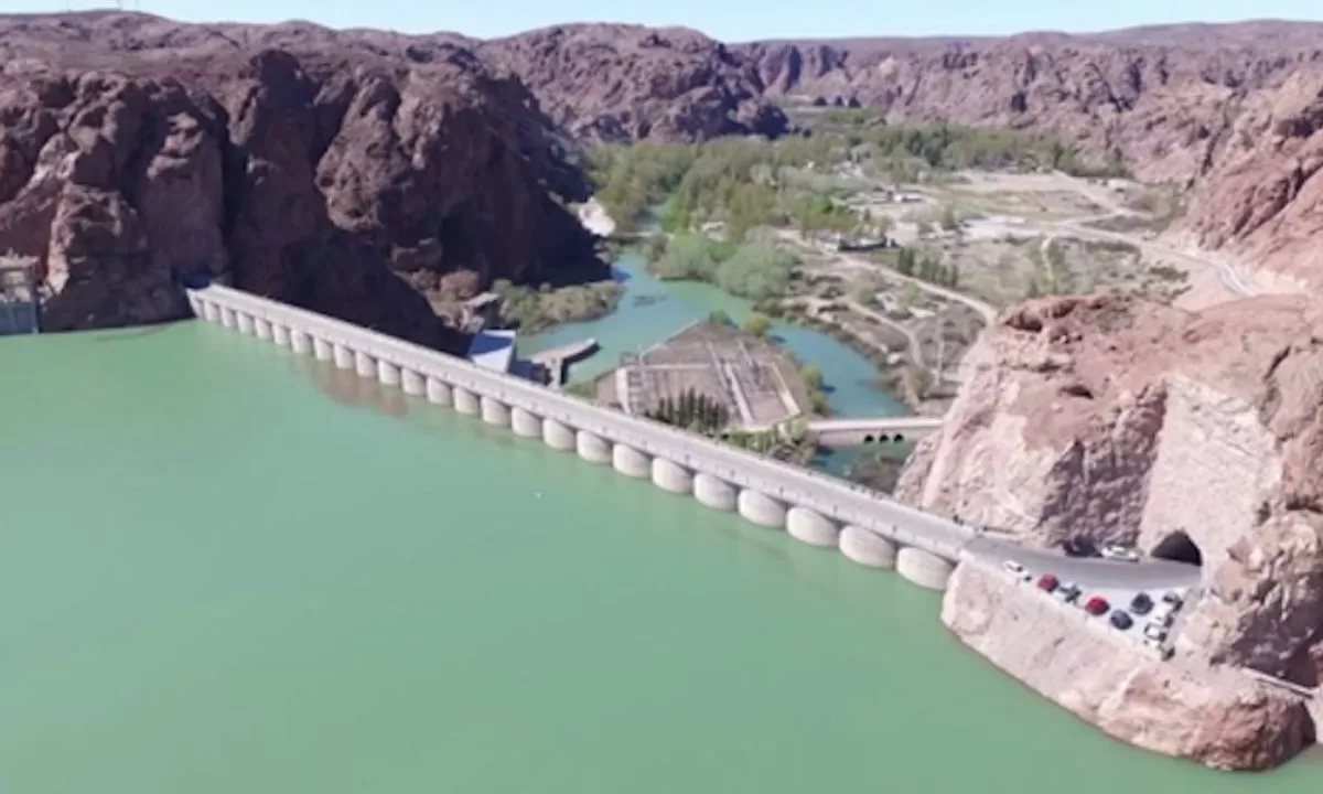 El Dique tiene niveles máximos y llegó a ingresar cuatro veces más de agua de la que se eroga