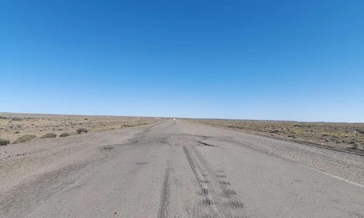 Camiones de contramano por la Ruta 40 para esquivar los pozos