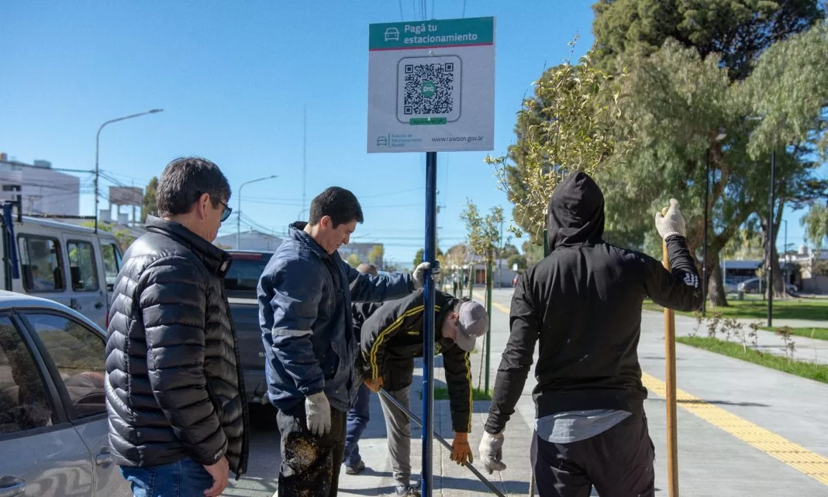 SEM Digital en Rawson: comenzó la colocación de cartelería con Código QR