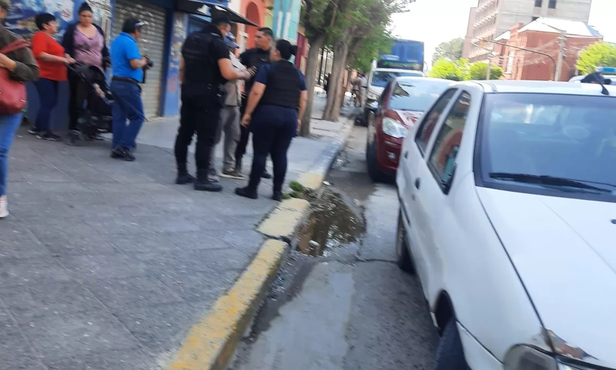 Fueron a realizar un trámite al municipio de Trelew en un auto robado