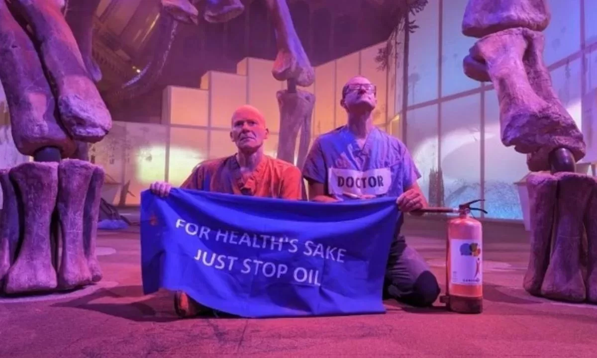 Ambientalistas vandalizaron una réplica del patagotitan