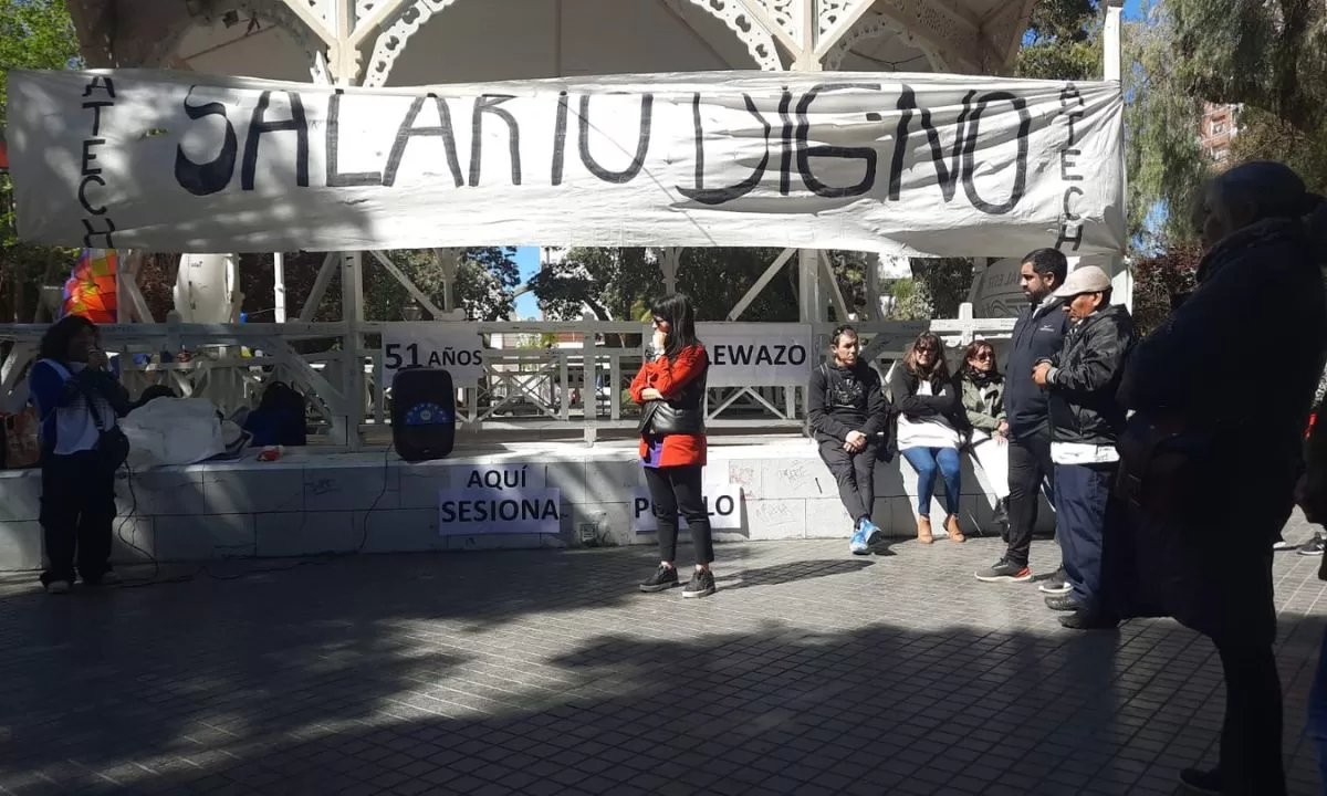 A 51 años del “Trelewazo” docentes realizaron una asamblea en la Plaza Independencia