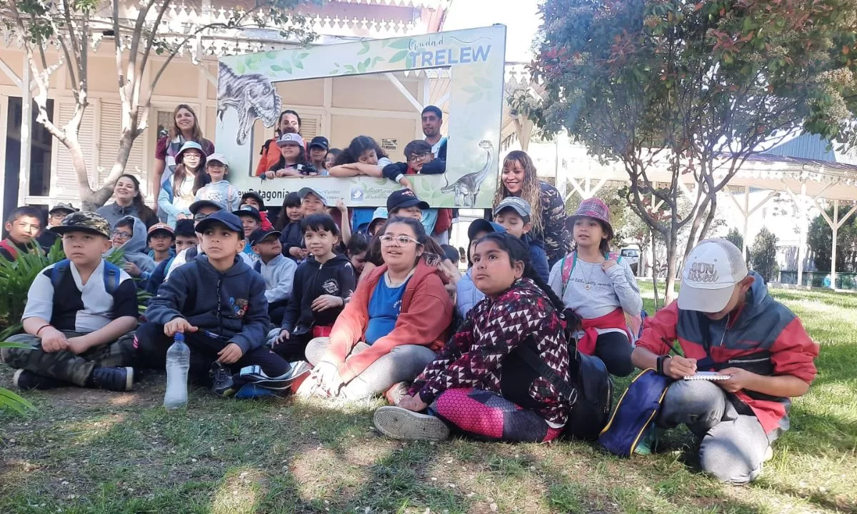Alumnos de la escuela 189 y del Colegio Camwy visitaron el casco céntrico de Trelew