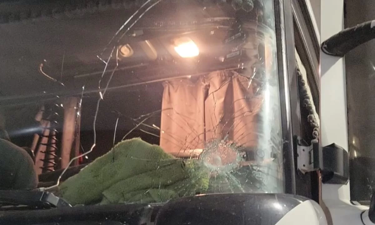 Atacaron a piedrazos a una caravana de camiones a la altura del ingreso al basural de Trelew